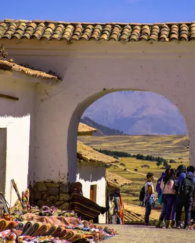 Colonial-arch-of-entrance-to-the-complex-of-Chinchero.webp