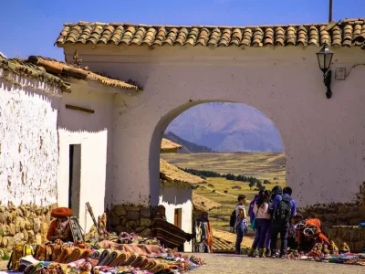 Colonial-arch-of-entrance-to-the-complex-of-Chinchero.webp