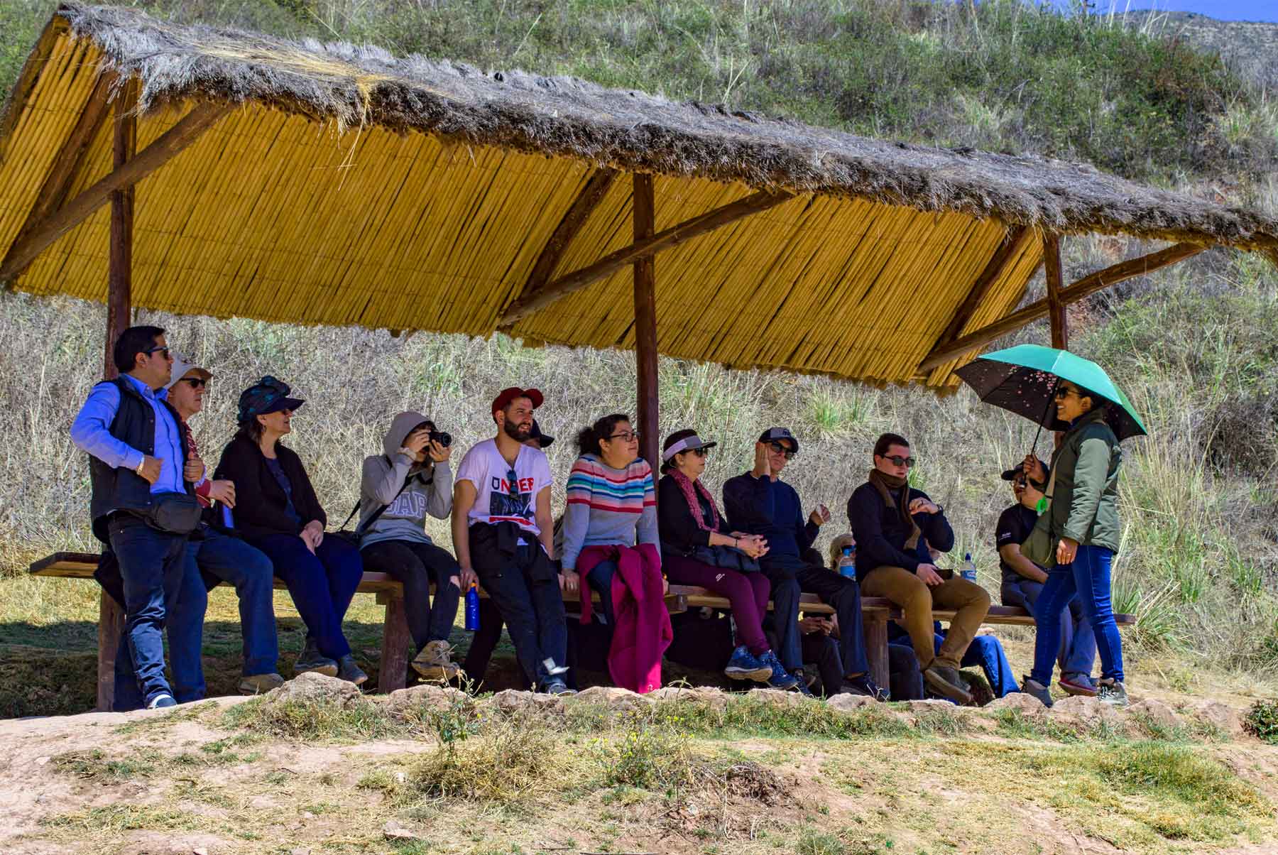 Guia de Eco Tour Cusco Explicando en Pisac